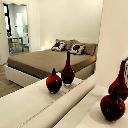 Near The Ferrari Museum, Wi-fi, Fully Equipped Kitchen, Free Street Parking דירה